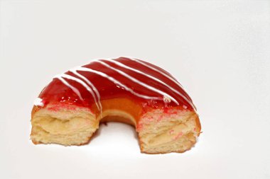 Beyaz çikolata soslu çilek aromalı donut, jöleli, mayalı, Amerikan usulü yüzük donutu mayalanmış, kızartılmış hamur tatlısı tatlı aperatifi, seçici odaklı ve izole edilmiş.