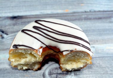 Kahverengi çikolata soslu beyaz çikolatalı çörek, jöleli, mayalı, Amerikan usulü yüzük donutu, mayalanmış, kızartılmış hamur tatlısı tatlı aperatifi, seçici odak ve izole edilmiş