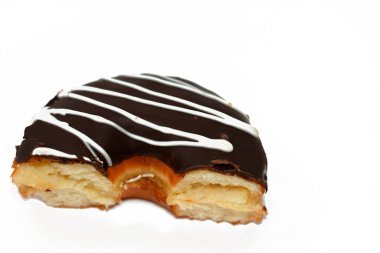 Beyaz çikolata soslu kahverengi çikolatalı çörek, jöleli, mayalı, Amerikan usulü yüzük donutu, mayalanmış, kızartılmış hamur tatlısı tatlı aperatifi, seçici odak ve izole edilmiş