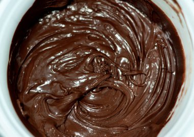 tatlı fındıklı kakao sosu, çikolatalı fındıklı krema, şekerleme fırınında kullanılan erimiş çikolata ezmesi dokusu, waffle ve diğer tatlılar kullanılmaya ve sunulmaya hazır, seçici odaklanma