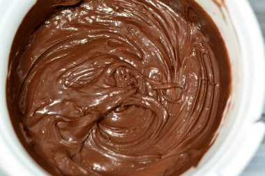 tatlı fındıklı kakao sosu, çikolatalı fındıklı krema, şekerleme fırınında kullanılan erimiş çikolata ezmesi dokusu, waffle ve diğer tatlılar kullanılmaya ve sunulmaya hazır, seçici odaklanma