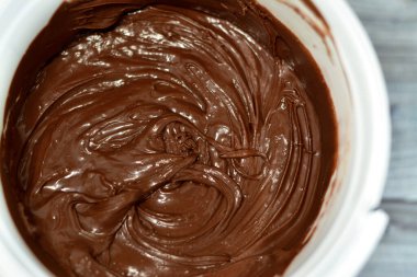 tatlı fındıklı kakao sosu, çikolatalı fındıklı krema, şekerleme fırınında kullanılan erimiş çikolata ezmesi dokusu, waffle ve diğer tatlılar kullanılmaya ve sunulmaya hazır, seçici odaklanma