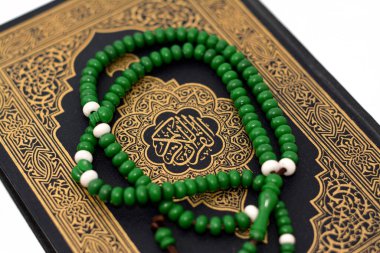 Kur 'an-ı Kerim veya Kur' an, Müslümanların Allah tarafından indirilmiş, beyaz zeminli ve tespih ile izole edilmiş bir vahiy olduğuna inandıkları, İslam 'ın en mübarek kitabıdır.