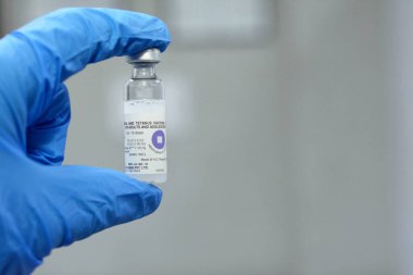 Kahire, Mısır, 13 Aralık 2022: Çocuklar ve yetişkinler için omuz kaslarına Difteri Tetanos aşısı, Vacsera Mısır tarafından yapılan difteri ve tetanos toksit aşısı