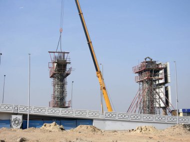 Kahire, Mısır, 14 Aralık 2022: Yeni Mısır 'ın gayrimenkul altyapılarından biri olan ve halen yapım aşamasında olan yeni Kahire raylı taşıma sisteminin inşaat sahası