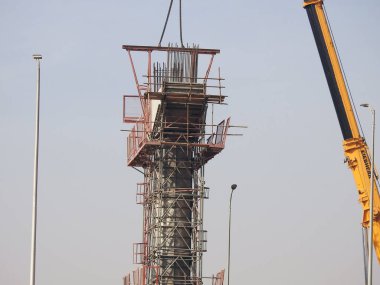 Kahire, Mısır, 14 Aralık 2022: Yeni Mısır 'ın gayrimenkul altyapılarından biri olan ve halen yapım aşamasında olan yeni Kahire raylı taşıma sisteminin inşaat sahası