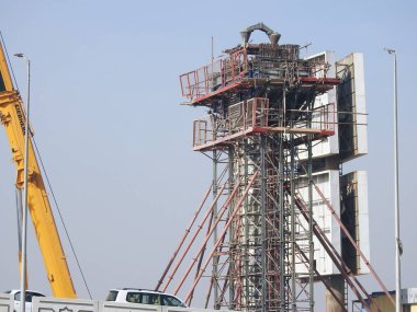 Kahire, Mısır, 14 Aralık 2022: Yeni Mısır 'ın gayrimenkul altyapılarından biri olan ve halen yapım aşamasında olan yeni Kahire raylı taşıma sisteminin inşaat sahası