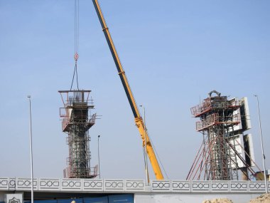 Kahire, Mısır, 14 Aralık 2022: Yeni Mısır 'ın gayrimenkul altyapılarından biri olan ve halen yapım aşamasında olan yeni Kahire raylı taşıma sisteminin inşaat sahası