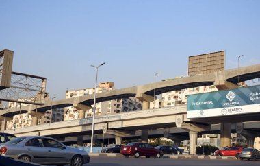 Kahire, Mısır, 30 Kasım 2022: Mısır 'ın Nil Kahire' nin doğusunda inşa edilen yeni bir inşaat alanı çelik ve beton kolonlar ve raylar ile tek raylı nakliye sistemi