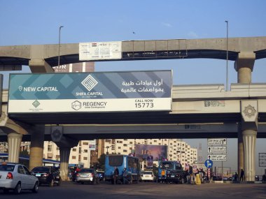 Kahire, Mısır, 30 Kasım 2022: Mısır 'ın Nil Kahire' nin doğusunda inşa edilen yeni bir inşaat alanı çelik ve beton kolonlar ve raylar ile tek raylı nakliye sistemi