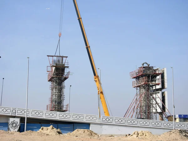 Kahire, Mısır, 14 Aralık 2022: Yeni Mısır 'ın gayrimenkul altyapılarından biri olan ve halen yapım aşamasında olan yeni Kahire raylı taşıma sisteminin inşaat sahası