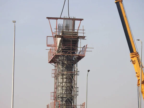 Kahire, Mısır, 14 Aralık 2022: Yeni Mısır 'ın gayrimenkul altyapılarından biri olan ve halen yapım aşamasında olan yeni Kahire raylı taşıma sisteminin inşaat sahası