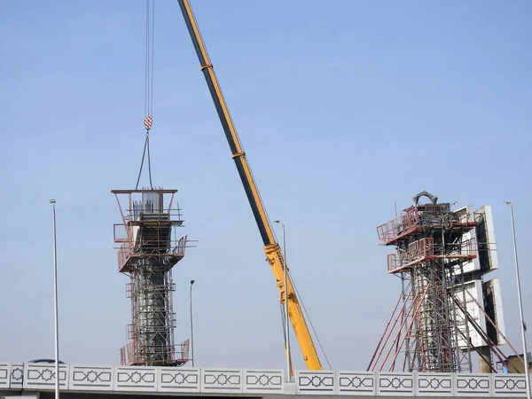 Kahire, Mısır, 14 Aralık 2022: Yeni Mısır 'ın gayrimenkul altyapılarından biri olan ve halen yapım aşamasında olan yeni Kahire raylı taşıma sisteminin inşaat sahası