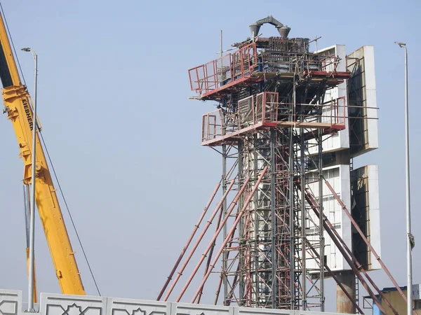 Kahire, Mısır, 14 Aralık 2022: Yeni Mısır 'ın gayrimenkul altyapılarından biri olan ve halen yapım aşamasında olan yeni Kahire raylı taşıma sisteminin inşaat sahası