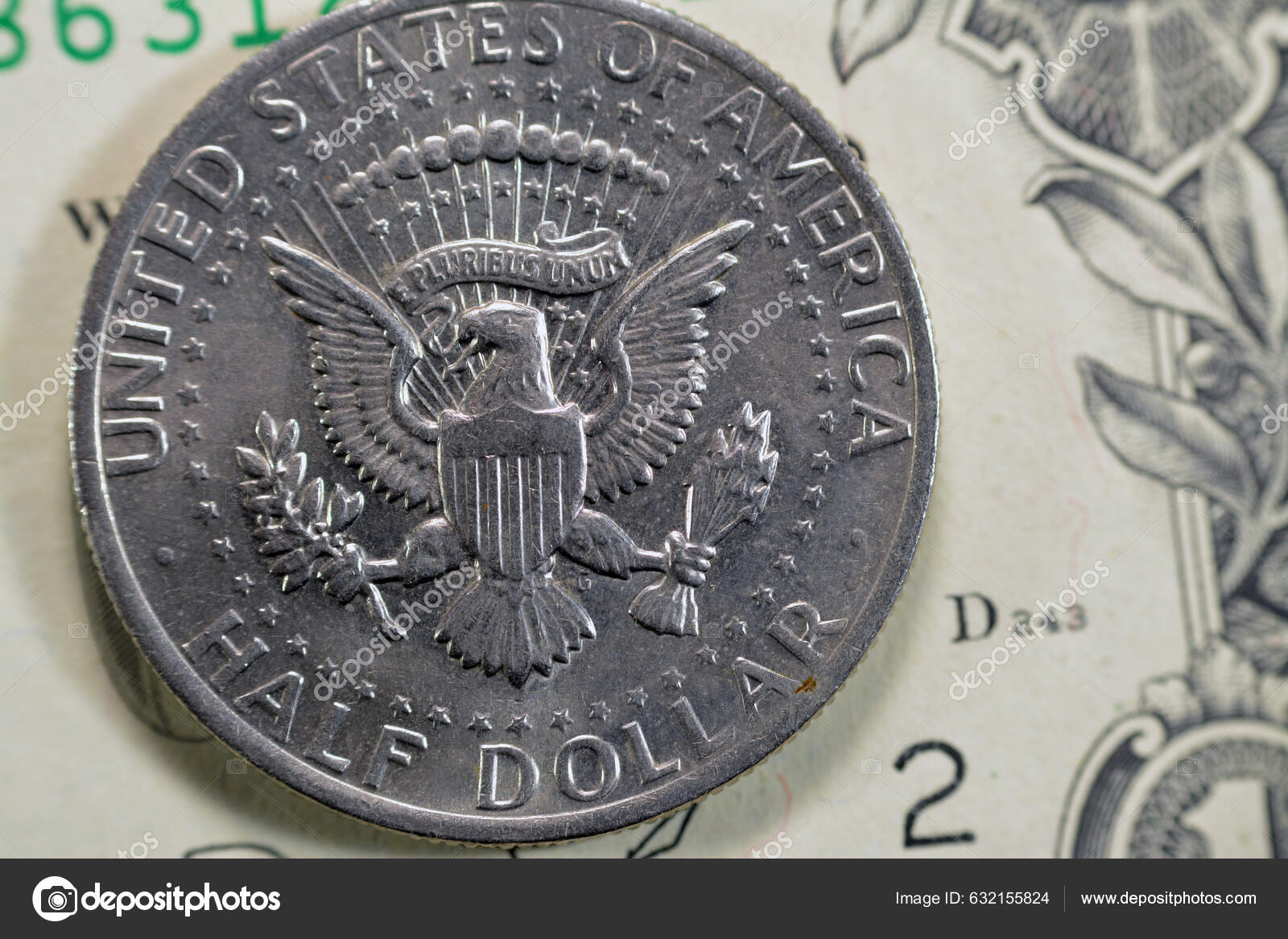 纪念美国第35任总统遇刺身亡的纪念章1973年肯尼迪半美元半美元硬币系列背面的50颗星环绕着美国总统印章——图库图片© Tamer_Soliman  #632155824