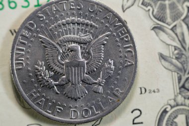 Amerika Birleşik Devletleri Başkanı 'nın Mührü. Amerika Birleşik Devletleri' nin öldürülen 35. Başkanı 'nın anısına 1973' teki Kennedy 'nin 50 dolarlık bozuk para serisinin tersinden 50 yıldızla çevrili.