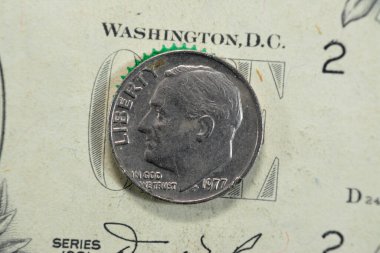 10 sentlik bozuk para, 10 sentlik Amerikan parası 1977 'de Amerika Birleşik Devletleri' nin 32. Başkanı Franklin D. Roosevelt 'in profili sunuldu.