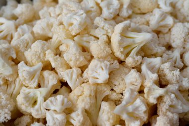 Brassica oleracea türünde taze karnabahar parçaları, Brascaceae (veya hardal) familyasından, yıllık bitki, sağlıklı vejetaryen beslenme konsepti.