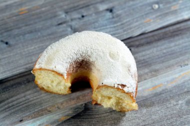 Pudra şekerli halka donut, jöleli, mayalı, Amerikan usulü halka donutu, üzerine şekerleme konan ince yer şekeri, mayalanmış hamur mayalı tatlı atıştırmalık yiyecekler.