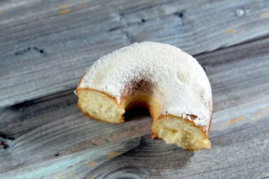 Pudra şekerli halka donut, jöleli, mayalı, Amerikan usulü halka donutu, üzerine şekerleme konan ince yer şekeri, mayalanmış hamur mayalı tatlı atıştırmalık yiyecekler.