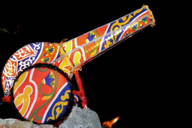 Geceleyin Müslümanlar için oruç tutma, seçici bir odak noktası olarak, sokakta bulanık bir arka plan üzerine Kheyameya ve Ramazan süslemesi ile kaplı dekoratif Ramazan kahvaltı topu.