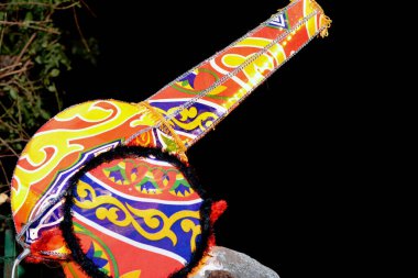 Geceleyin Müslümanlar için oruç tutma, seçici bir odak noktası olarak, sokakta bulanık bir arka plan üzerine Kheyameya ve Ramazan süslemesi ile kaplı dekoratif Ramazan kahvaltı topu.