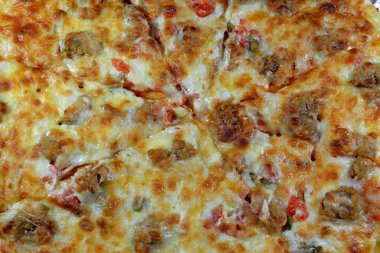 İtalyan pizzası mozarella peyniri ve karides, domates ve sebze, İtalyan dilimleri pizza deniz ürünleri karidesi servis edilmeye hazır, seçici odak noktası