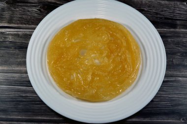 Mısırlı Meshabek, bal ya da şeker şurubuna batırılmış bol yağda kızartılmış çıtır çıtır bir hamurdan yapılmış yuvarlak bir tatlıdır. Adı Tanta ve Damietta şehirlerinden (bükülmüş) geliyor.