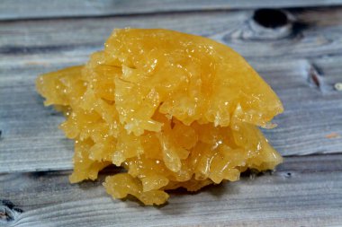 Mısırlı Meshabek, bal ya da şeker şurubuna batırılmış bol yağda kızartılmış çıtır çıtır bir hamurdan yapılmış yuvarlak bir tatlıdır. Adı Tanta ve Damietta şehirlerinden (bükülmüş) geliyor.