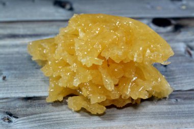 Mısırlı Meshabek, bal ya da şeker şurubuna batırılmış bol yağda kızartılmış çıtır çıtır bir hamurdan yapılmış yuvarlak bir tatlıdır. Adı Tanta ve Damietta şehirlerinden (bükülmüş) geliyor.