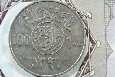 Eski Suudi Arabistan 'ın ters tarafı 100 Halalah, Çeviri (100 halalas 1 1 1 Suudi Riyal para serisi 1396 AH), Çember değerindeki yazıt üzerinde Arapça' nın altında tarih