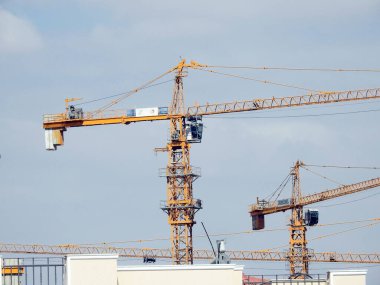 Giza, Mısır, 28 Mart 2021: Şeyh Zayed şehrindeki yeni yüksek binaların inşaat alanındaki vinç kuleleri, yeni şehir binaları için seçici odak noktası.