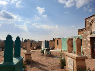 Kahire, Mısır, 26 Aralık 2022: Kahire Müslüman mezarlığının ölü Kahire Mezarlığı Mezarlığı Necropolis, bir dizi geniş İslami dönem nekropolleri ve mezarları, Mısır mezarları ve mezarlarının seçici odak noktası