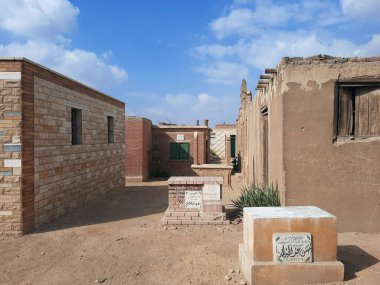 Kahire, Mısır, 26 Aralık 2022: Kahire Müslüman mezarlığının ölü Kahire Mezarlığı Mezarlığı Necropolis, bir dizi geniş İslami dönem nekropolleri ve mezarları, Mısır mezarları ve mezarlarının seçici odak noktası