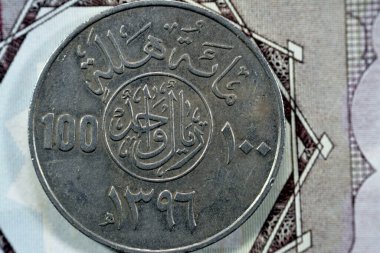 Eski Suudi Arabistan 'ın ters tarafı 100 Halalah, Çeviri (100 halalas 1 1 1 Suudi Riyal para serisi 1396 AH), Çember değerindeki yazıt üzerinde Arapça' nın altında tarih