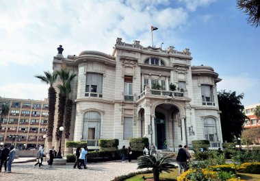 Kahire, Mısır, 4 Ocak 2023: Saffron Zafaran Sarayı, 1870 'te inşa edilen Mısır kraliyet sarayı, 1936' daki Anglo-Mısır antlaşması imzalandı ve 1945 'te Saray Al Zaafaran kuruldu.