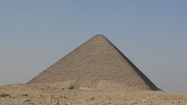 赤い石灰岩の石の錆びた赤みを帯びた色合いにちなんで名付けられたスネフェル王のダーシュールの赤い北ピラミッドは バットピラミッドとも呼ばれ 埋葬室 ヴィンテージレトロな古代エジプトが含まれています — ストック動画