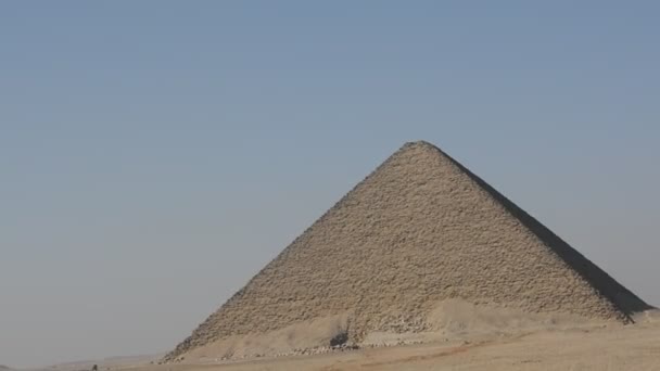 赤い石灰岩の石の錆びた赤みを帯びた色合いにちなんで名付けられたスネフェル王のダーシュールの赤い北ピラミッドは バットピラミッドとも呼ばれ 埋葬室 ヴィンテージレトロな古代エジプトが含まれています — ストック動画