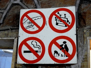 An informative sign not to smoke, touching the glass is prohibited, playing music or audio sound is not allowed and don't put children near the animals not to be exposed to any hazard or danger