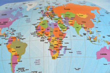 Afrika, Avrupa, Asya, Kuzey Amerika, Güney Amerika, Avustralya ve Antarktika ile Atlantik ve Hint okyanusları, denizler, Seyahat, Eğitim, dünya çapında konsept içeren renkli bir dünya haritası