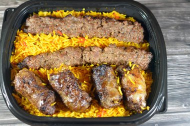 Arap mutfağı Kofta bifteği, kebap ve tarb kofta şiş Basmati pirinçli kıyma, uzun sarı pirinçli ızgara et yemeği, seçici odaklı.