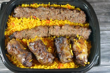 Arap mutfağı Kofta bifteği, kebap ve tarb kofta şiş Basmati pirinçli kıyma, uzun sarı pirinçli ızgara et yemeği, seçici odaklı.