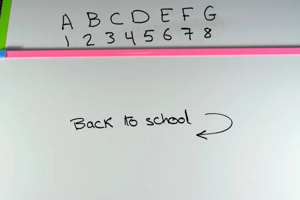 回到学校白板上的纹理 用于教儿童字母Abcd和数字1234 幼儿园 学前班 小学概念 有选择的重点 — 图库照片
