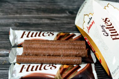Kahire, Mısır, 5 Mart 2023: Galaxy Flutes çikolatası, bir karton fanatik Ramazan lambası fenerinin içine yerleştirilmiş kadife çikolatayla kaplı kremalı bir çikolata.