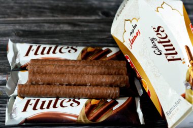 Kahire, Mısır, 5 Mart 2023: Galaxy Flutes çikolatası, bir karton fanatik Ramazan lambası fenerinin içine yerleştirilmiş kadife çikolatayla kaplı kremalı bir çikolata.