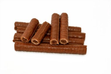 Çikolata kaplı kadife çikolatalar gofret bisküvisi içinde. Bisküviler çikolata kaplı ve seçici bir odak noktası var.