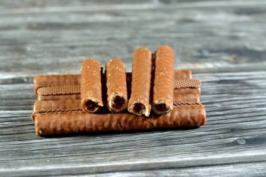 Çikolata kaplı kadife çikolatalar gofret bisküvisi içinde. Bisküviler çikolata kaplı ve seçici bir odak noktası var.