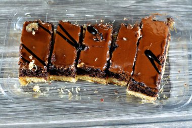 Konafa çikolata kaplı ve krem şanti ile doldurulmuş ve ballı şeker şurubuyla ıslanmış, Doğu Türkçe ve Mısır kunafası Ramazan ayı tatlı olarak seçici bir odak noktası