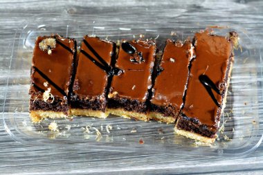 Konafa çikolata kaplı ve krem şanti ile doldurulmuş ve ballı şeker şurubuyla ıslanmış, Doğu Türkçe ve Mısır kunafası Ramazan ayı tatlı olarak seçici bir odak noktası