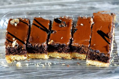 Konafa çikolata kaplı ve krem şanti ile doldurulmuş ve ballı şeker şurubuyla ıslanmış, Doğu Türkçe ve Mısır kunafası Ramazan ayı tatlı olarak seçici bir odak noktası